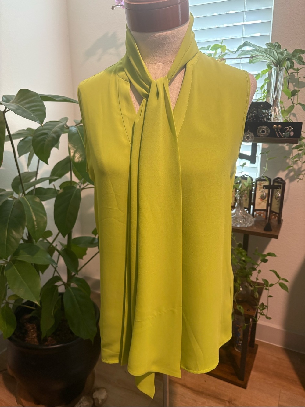 Vince Camuto Bold Spring Green Button Down V-Neck Blouse feat. Scarf Tie NWOT